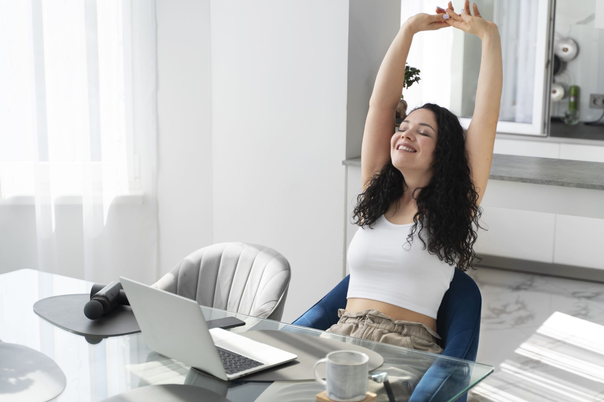 mujer-de-tiro-medio-estirando-en-el-interior (1)
