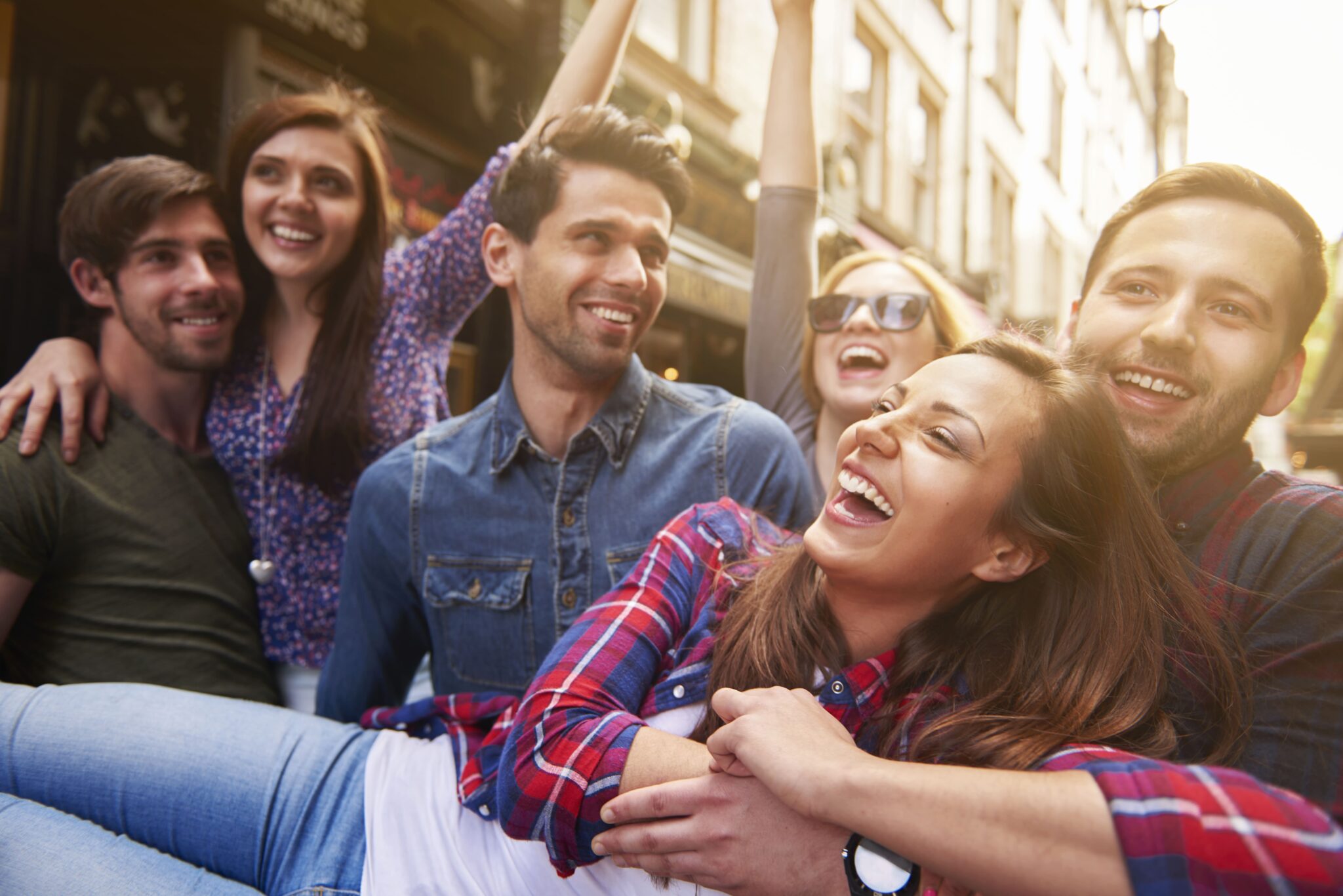 grupo-de-amigos-disfrutando-en-la-calle (1)